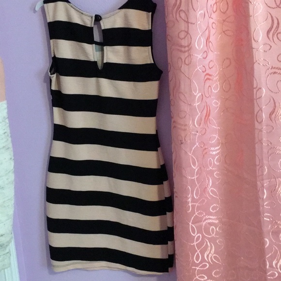 A dress - Picture 2 of 6